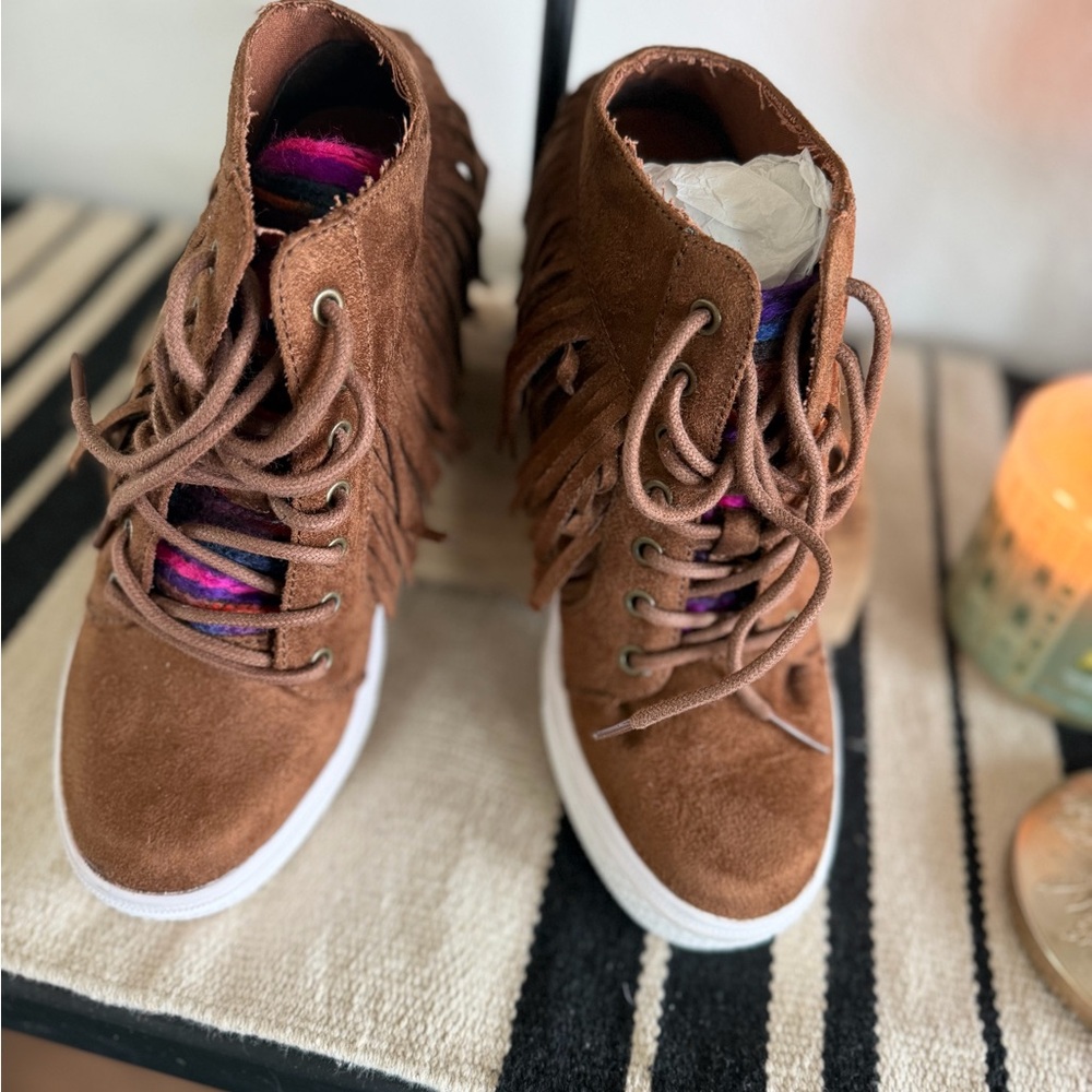 Not Rated Brown Suede Fringe Lace-Up Women's Boots with White Sole
